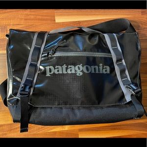Patagonia Black Hole Mini Messenger Bag NWOT